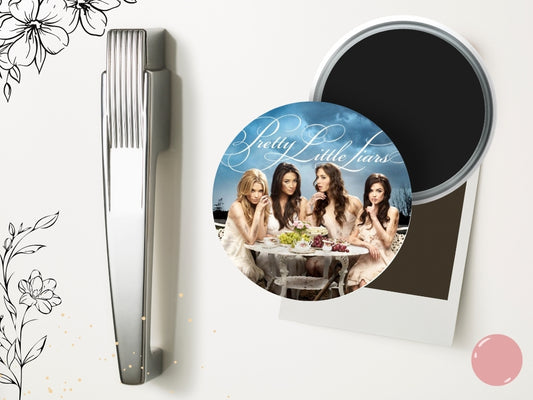 Magnes na lodówkę Słodkie Kłamstewka – inspirowany serialem, estetyczny magnes, Aria Montgomery, Hanna Marin