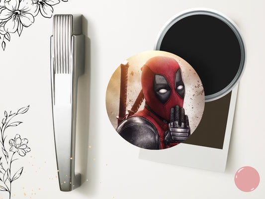 Magnes na lodówkę Deadpool & Wolverine – inspirowany filmem Marvel, estetyczny magnes, prezent dla fana