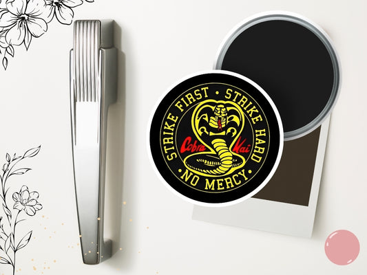 Magnes na lodówkę Cobra Kai – inspirowany serialem Netflix, estetyczny magnes, Johnny Lawrence, Daniel LaRusso