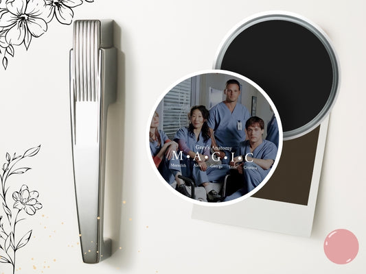 Magnes na lodówkę Chirurdzy – inspirowany serialem, estetyczny magnes, Meredith Grey, Derek Shepherd