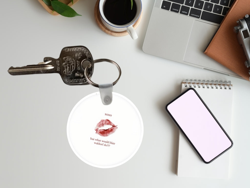 Breloczek Plotkara – inspirowany serialem, estetyczny breloczek, Blair Waldorf, Serena van der Woodsen