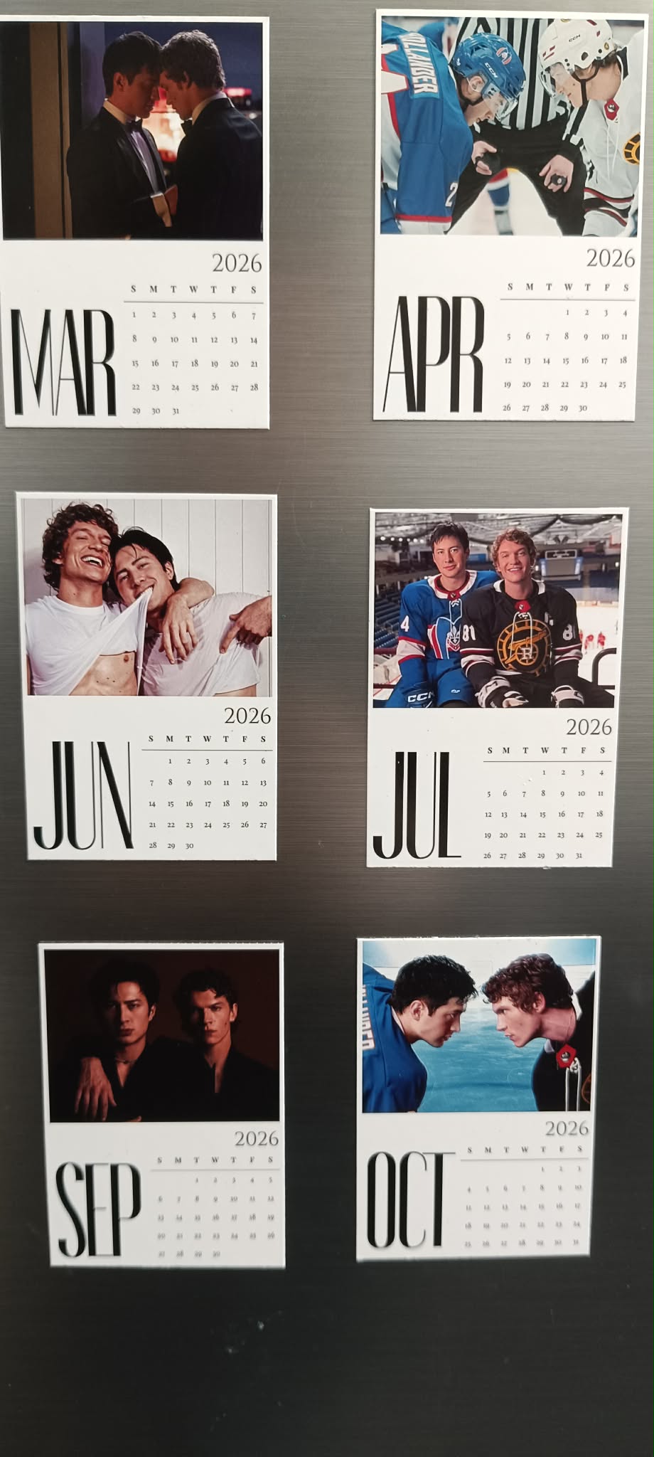 Kalendarz Magnetyczny 2026 Heated Rivalry – 12 Mini Magnesów 6,6×9,4 cm – Wybierz Miesiąc Startowy
