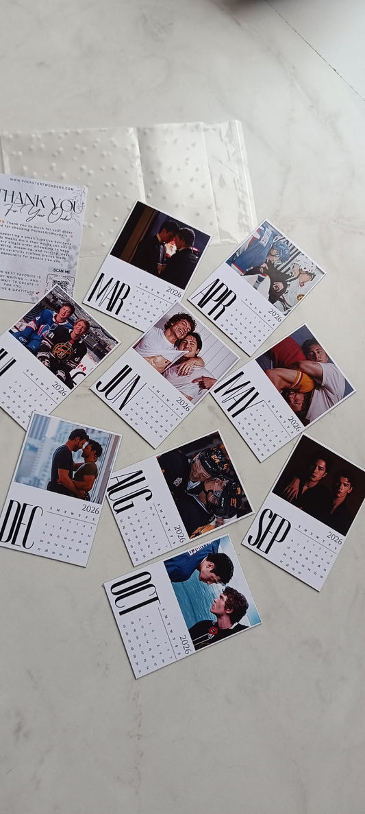 Kalendarz Magnetyczny 2026 Heated Rivalry – 12 Mini Magnesów 6,6×9,4 cm – Wybierz Miesiąc Startowy