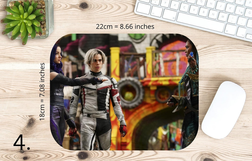 Disney Descendants, Mal and Ben, Evie, Jay, Carlos, Uma, Audrey, Dove Cameron, Sofia Carson, Mitchell Hope, Booboo Stewart |  MAUSEPAD