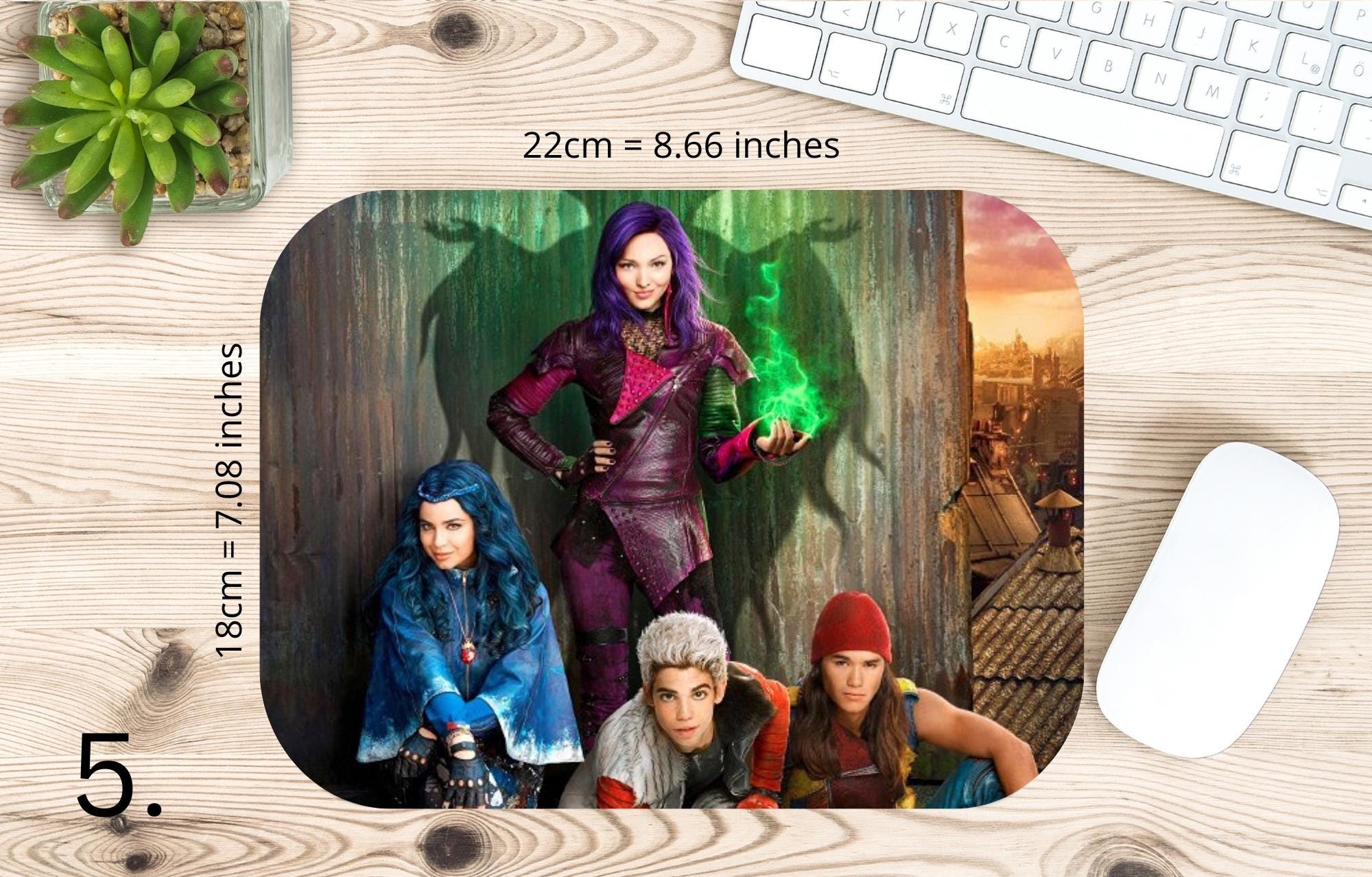 Disney Descendants, Mal and Ben, Evie, Jay, Carlos, Uma, Audrey, Dove Cameron, Sofia Carson, Mitchell Hope, Booboo Stewart |  MAUSEPAD